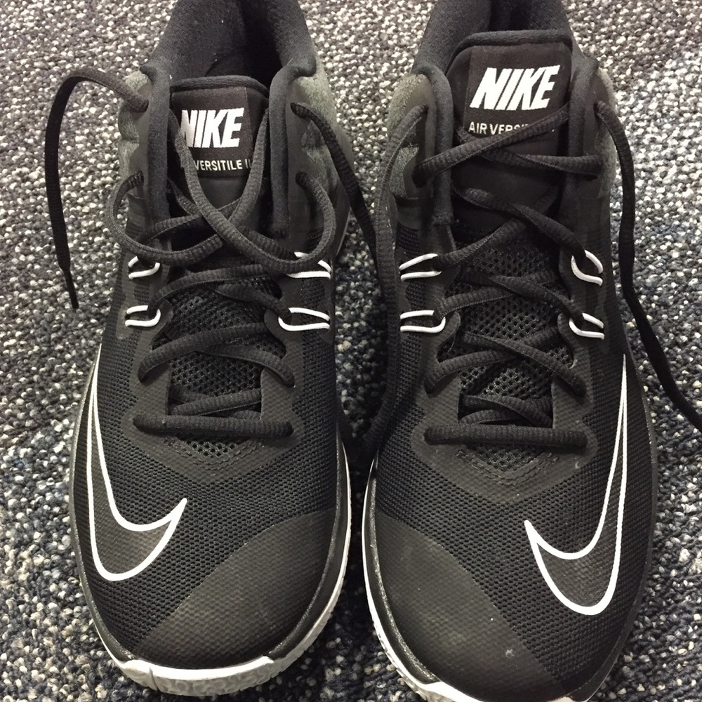 Nike black ankle high athlete shoes
